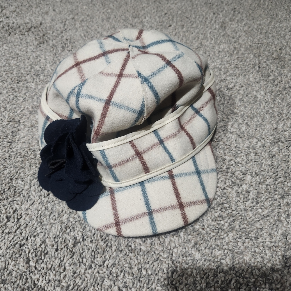 Stormy Kromer Plaid Cream Newsboy Cap with Navy Flower 80% Wool Size 7